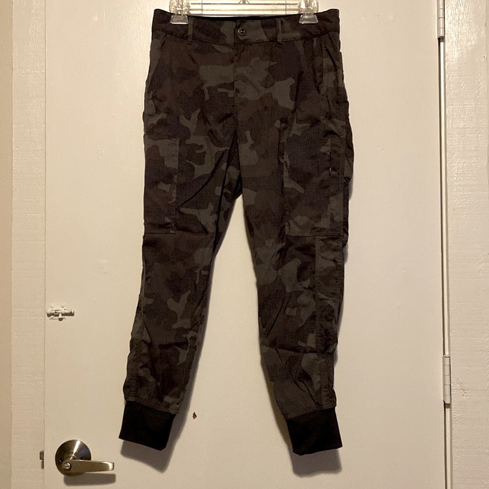 Prana camo grey capri pants size 6
